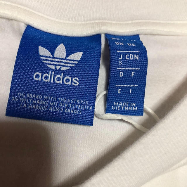 adidas(アディダス)のadidas ショート丈Tシャツ レディースのトップス(Tシャツ(半袖/袖なし))の商品写真