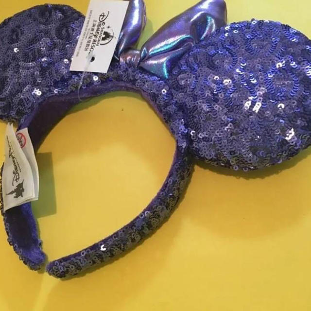 Disney(ディズニー)の《再入荷致しました！》海外ディズニー カチューシャ 紫 スパンコール 香港 上海 レディースのヘアアクセサリー(カチューシャ)の商品写真