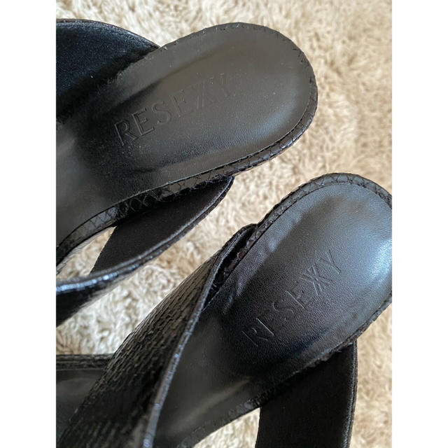 RESEXXY(リゼクシー)のRESEXXY スネーク柄ヒールサンダル ブラック レディースの靴/シューズ(ハイヒール/パンプス)の商品写真