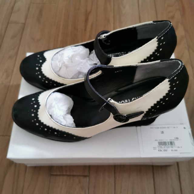 TSUMORI CHISATO(ツモリチサト)のツモリチサト　パンプス　２４．５センチ  白/黒 レディースの靴/シューズ(ハイヒール/パンプス)の商品写真