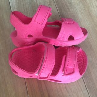 クロックス(crocs)の(専用)サンダル　ピンク　女の子　マジックテープ(サンダル)