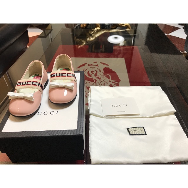 Gucci(グッチ)のグッチ　ピンク　パテントレザーー キッズ/ベビー/マタニティのキッズ靴/シューズ(15cm~)(スリッポン)の商品写真