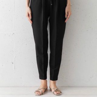 アーバンリサーチ(URBAN RESEARCH)のURBAN RESEARCH DOORS 黒テーパードパンツ(クロップドパンツ)