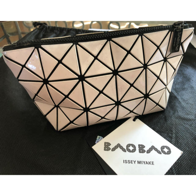 ISSEY MIYAKE(イッセイミヤケ)のイッセイミヤケ♦︎BAOBAOバオバオ　ポーチ　ホワイト　中古 レディースのファッション小物(ポーチ)の商品写真