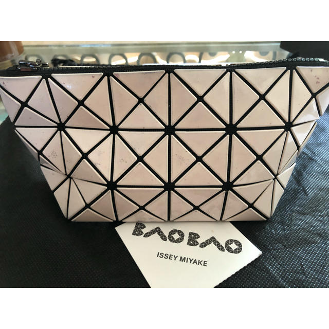 ISSEY MIYAKE(イッセイミヤケ)のイッセイミヤケ♦︎BAOBAOバオバオ　ポーチ　ホワイト　中古 レディースのファッション小物(ポーチ)の商品写真