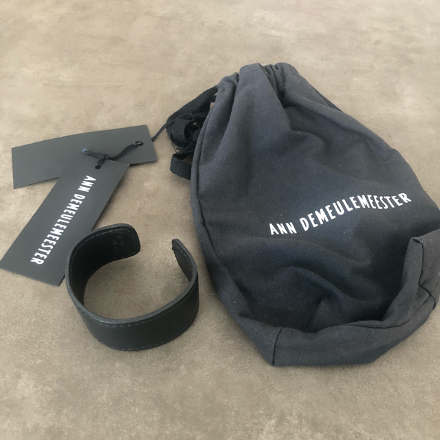 ANN DEMEULEMEESTER アンドゥムルメステール レザーバングル ANN DEMEULEMEESTER アンドゥムルメステール レザーバングル