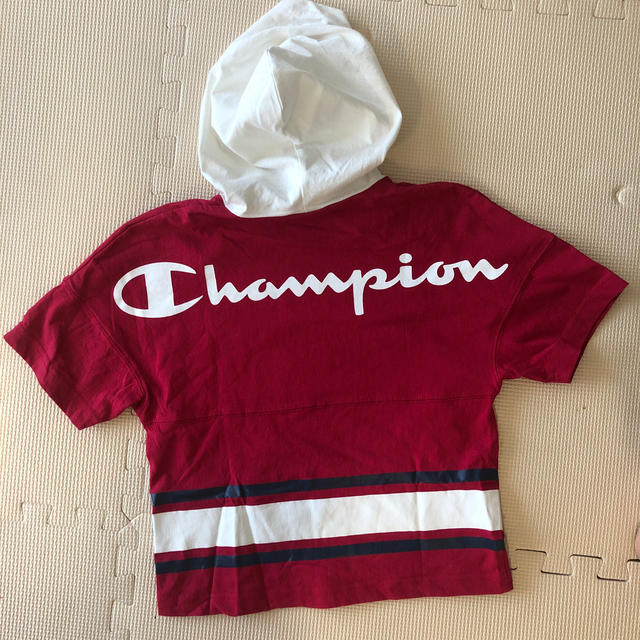 Champion(チャンピオン)のチャンピオン パーカーT 130 ビッグロゴ 赤 フード 男の子 女の子 キッズ/ベビー/マタニティのキッズ服男の子用(90cm~)(Tシャツ/カットソー)の商品写真