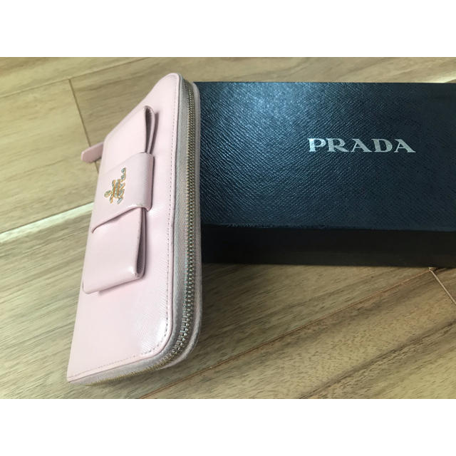 となります PRADA ラウンドファスナー 革 財布の通販 by MI♡|プラダ ...
