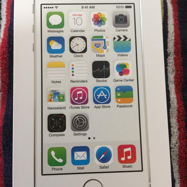 iPhone(アイフォーン)のiPhone5s シルバー au 32GB超美品 スマホ/家電/カメラのスマートフォン/携帯電話(スマートフォン本体)の商品写真