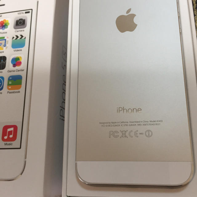 iPhone(アイフォーン)のiPhone5s シルバー au 32GB超美品 スマホ/家電/カメラのスマートフォン/携帯電話(スマートフォン本体)の商品写真