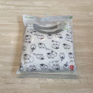 ユニクロ(UNIQLO)の【新品未使用】ユニクロ　キルトパジャマ　ひつじ　グレー　80(パジャマ)