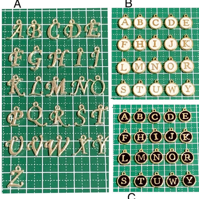 【レッドS/ゴールド】スワロフスキー(クリスタル)付き❤︎イニシャル チャーム ハンドメイドのアクセサリー(チャーム)の商品写真