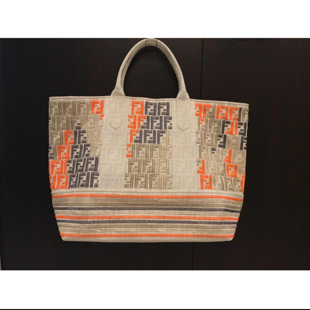 FENDI(フェンディ)の定価80万　FENDI フェンディ★刺繍 ビニール網 ロゴ トート bag 美品 レディースのバッグ(トートバッグ)の商品写真