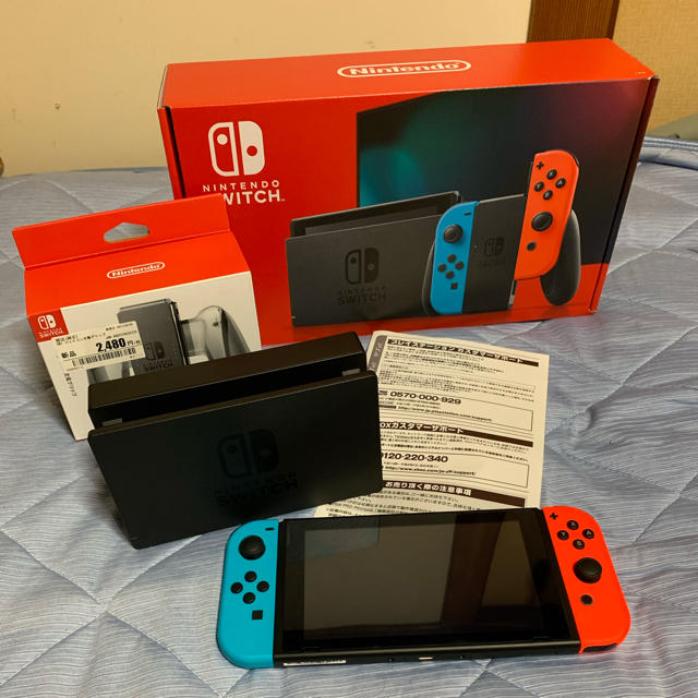 Nintendo Switch(ニンテンドースイッチ)の中古　新型　Nintendo Switch 本体 ネオンブルー ネオンレッド エンタメ/ホビーのゲームソフト/ゲーム機本体(家庭用ゲーム機本体)の商品写真