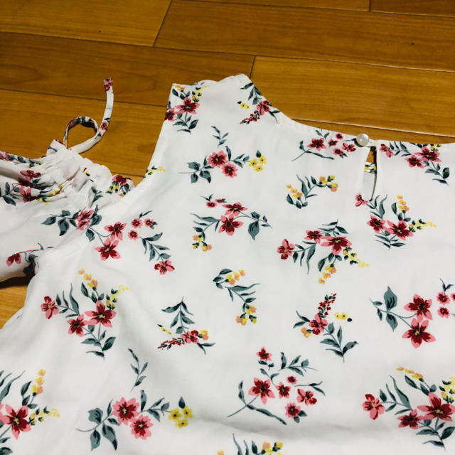 HONEYS(ハニーズ)のCOLZA コルザ　ハニーズ　花柄オフショルダー レディースのトップス(カットソー(半袖/袖なし))の商品写真