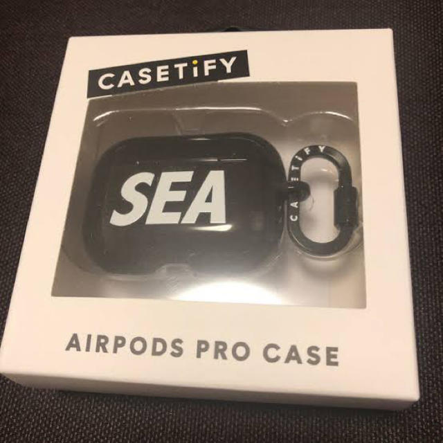 SEA(シー)のMAIN LOGO - SEA AirPods Pro ケース　エアポッズ スマホ/家電/カメラのオーディオ機器(ヘッドフォン/イヤフォン)の商品写真