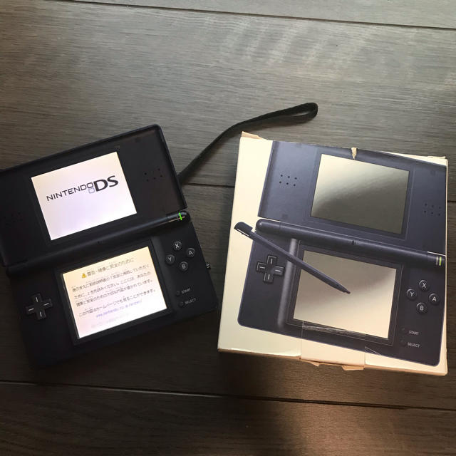 ニンテンドーDS(ニンテンドーDS)の中古　Nintendo DS ニンテンド-DS LITE エナメルネイビー エンタメ/ホビーのゲームソフト/ゲーム機本体(携帯用ゲーム機本体)の商品写真