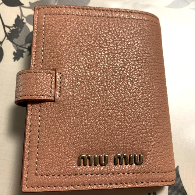 miumiu(ミュウミュウ)の⭐︎miumiu 二つ折り財布⭐︎美品 レディースのファッション小物(財布)の商品写真