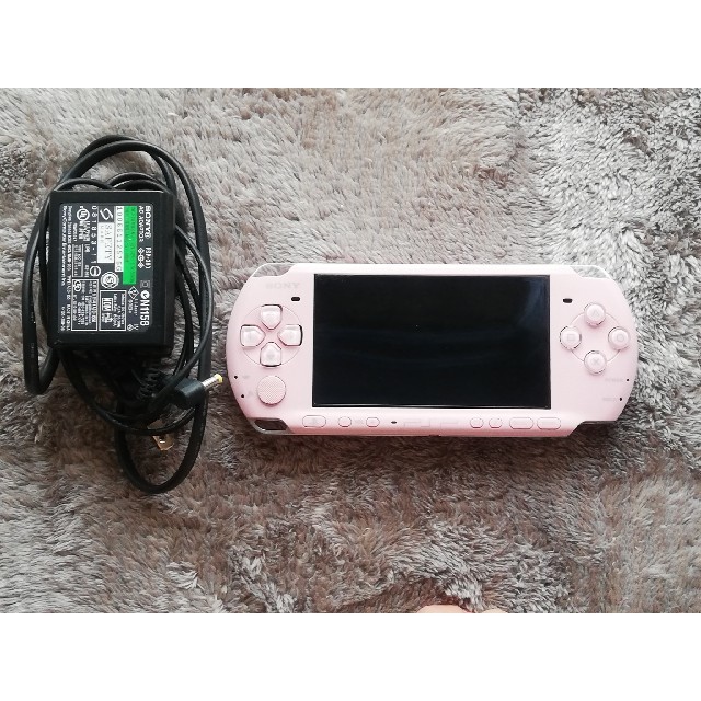 PlayStation Portable(プレイステーションポータブル)のPSP3000　ピンク エンタメ/ホビーのゲームソフト/ゲーム機本体(携帯用ゲーム機本体)の商品写真