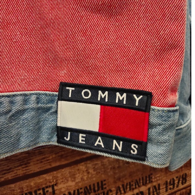 TOMMY HILFIGER(トミーヒルフィガー)の新品　国内正規品　トミーヒルフィガー　 超特大フラッグデニムジャケット　Gジャン メンズのジャケット/アウター(Gジャン/デニムジャケット)の商品写真