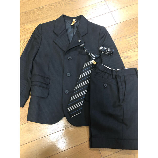 BURBERRY(バーバリー)の美品　バーバリー　ピンバッジ付　スーツ　ネクタイ付　上下　110 キッズ/ベビー/マタニティのキッズ服男の子用(90cm~)(ドレス/フォーマル)の商品写真