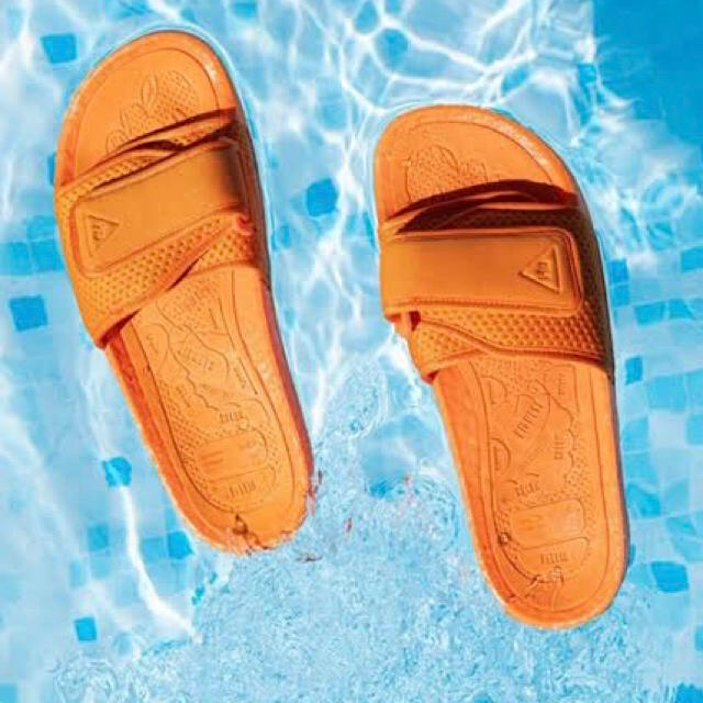 adidas(アディダス)のアディダス ファレル・ウィリアムス BOOST SLIDES オレンジ 27.5 メンズの靴/シューズ(サンダル)の商品写真