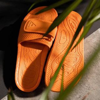 アディダス(adidas)のアディダス ファレル・ウィリアムス BOOST SLIDES オレンジ 27.5(サンダル)