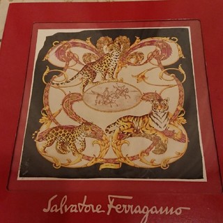 サルヴァトーレフェラガモ(Salvatore Ferragamo)のSalvatore Ferragamo　大判スカーフ　シルク100%(バンダナ/スカーフ)