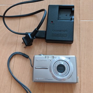 オリンパス(OLYMPUS)のオリンパスデジタルカメラ　FE-220(コンパクトデジタルカメラ)