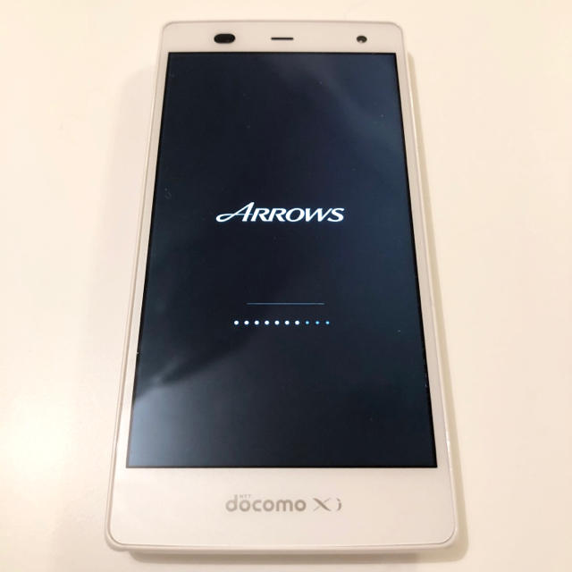 arrows(アローズ)の富士通 Arrows NX F-01Fホワイト 32GB スマホ/家電/カメラのスマートフォン/携帯電話(スマートフォン本体)の商品写真