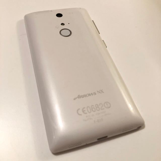 arrows(アローズ)の富士通 Arrows NX F-01Fホワイト 32GB スマホ/家電/カメラのスマートフォン/携帯電話(スマートフォン本体)の商品写真