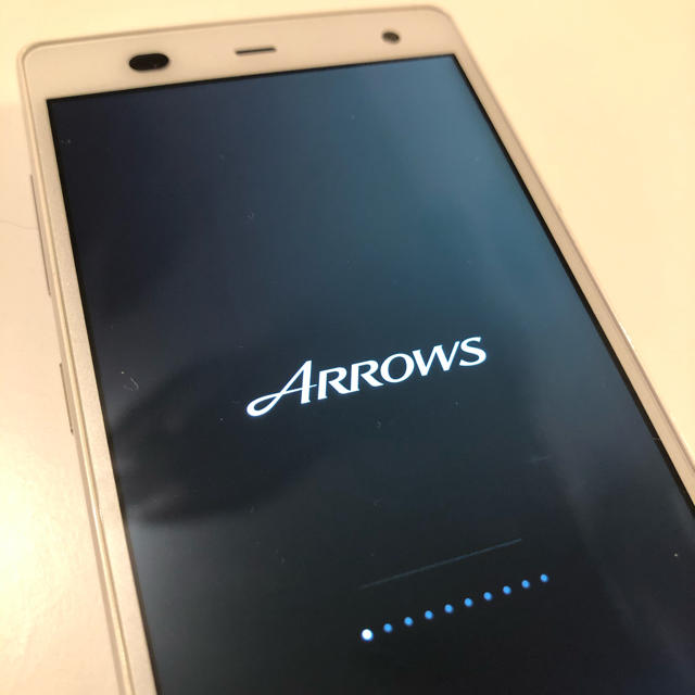 arrows(アローズ)の富士通 Arrows NX F-01Fホワイト 32GB スマホ/家電/カメラのスマートフォン/携帯電話(スマートフォン本体)の商品写真