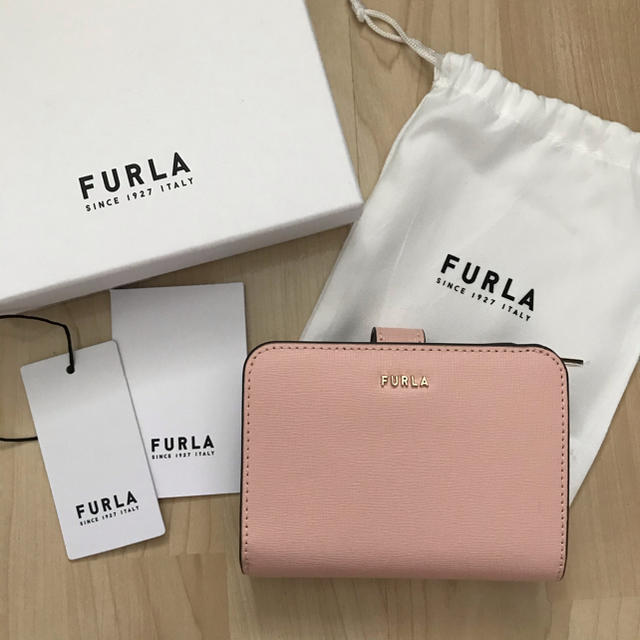 Furla 新品 フルラ Furla 二つ折り財布 ピンク ベージュ の通販 By 値下げ交渉ご遠慮下さい フルラならラクマ