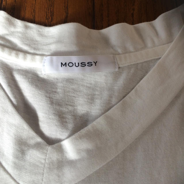 moussy(マウジー)の値下げ！マウジーホワイトVネックTシャツ レディースのトップス(Tシャツ(長袖/七分))の商品写真