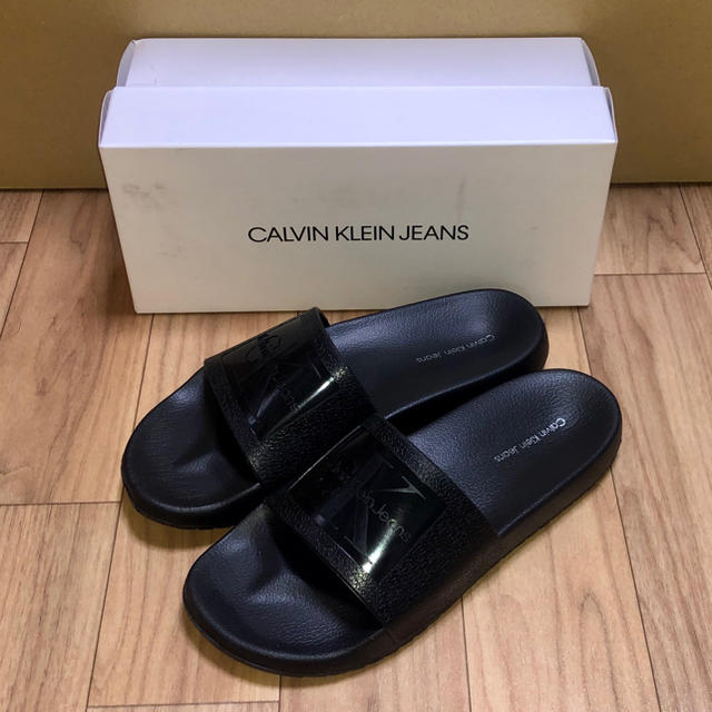 Calvin Klein(カルバンクライン)の新品 カルバンクライン サンダル ビーサン 黒 US8 25cm CK ブラック レディースの靴/シューズ(サンダル)の商品写真