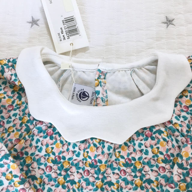 PETIT BATEAU(プチバトー)の＊ご専用＊ 新品未使用   プチバトー  衿付き プリント  ブラウス  36m キッズ/ベビー/マタニティのキッズ服女の子用(90cm~)(ブラウス)の商品写真