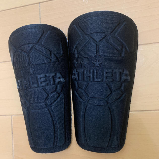 ATHLETA(アスレタ)のATHLETA すねあて スポーツ/アウトドアのサッカー/フットサル(その他)の商品写真