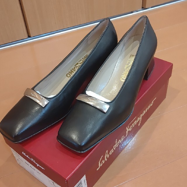 Salvatore Ferragamo　パンプス