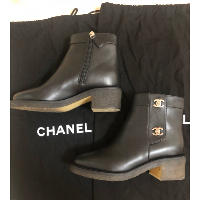 CHANEL(シャネル)のシャネル ターンロック　ショートブーツ 35 新品　未使用に近い レディースの靴/シューズ(ブーツ)の商品写真