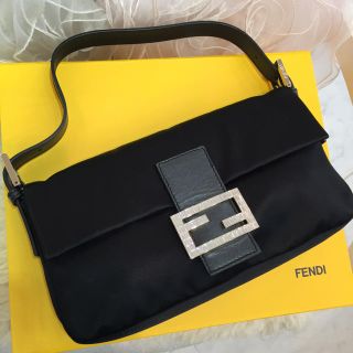 フェンディ(FENDI)の☆超美品☆FENDI マンマバケット セミショルダーバッグ  アクセサリーポーチ(ショルダーバッグ)