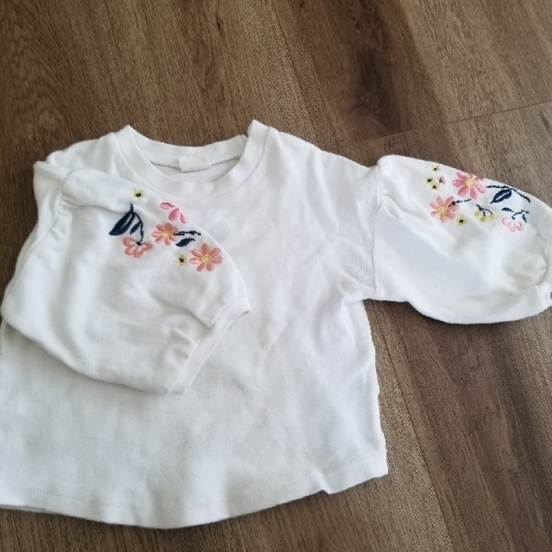 しまむら(シマムラ)の刺繍入りトップス キッズ/ベビー/マタニティのキッズ服女の子用(90cm~)(Tシャツ/カットソー)の商品写真