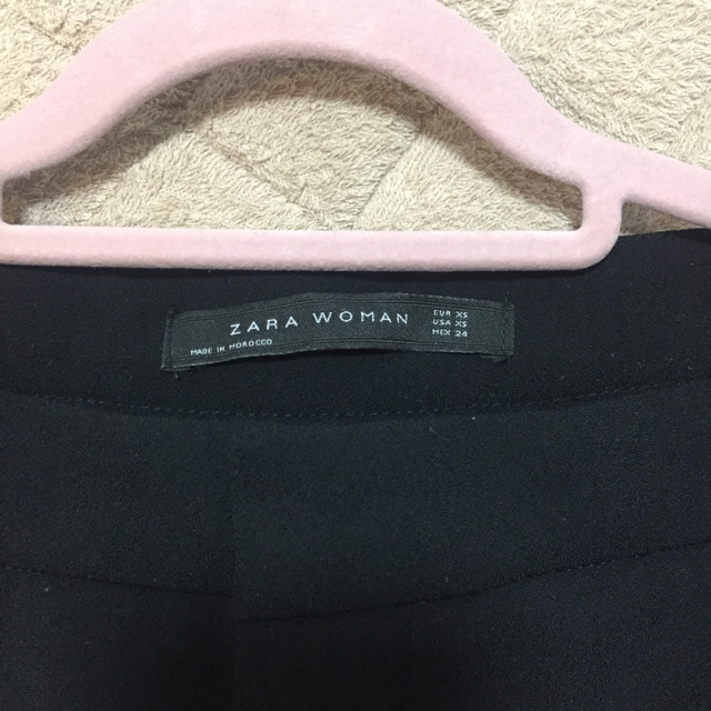 ZARA(ザラ)のZARA ザラ フリルパンツ 黒 レディースのパンツ(クロップドパンツ)の商品写真