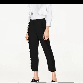 ザラ(ZARA)のZARA ザラ フリルパンツ 黒(クロップドパンツ)