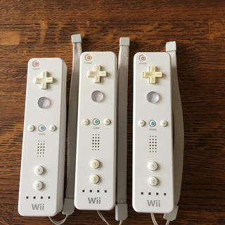 ウィー(Wii)のwiiリモコン3本、ストラップ付き(家庭用ゲーム機本体)