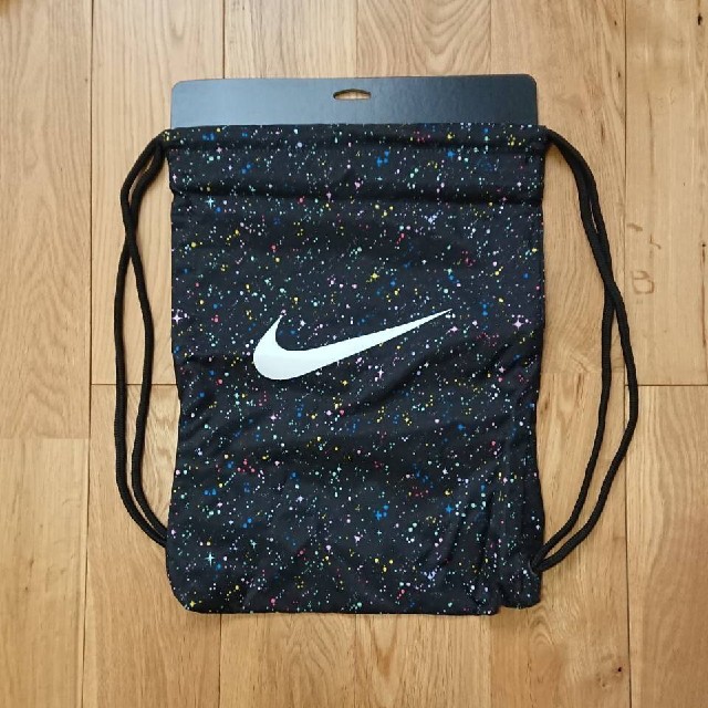 NIKE(ナイキ)のNIKE ナイキ ナップサック YA グラフィック ブラック 銀河柄  セット キッズ/ベビー/マタニティのこども用バッグ(その他)の商品写真