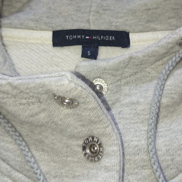 TOMMY HILFIGER(トミーヒルフィガー)のTOMMY HILFIGER トミーヒルフィガーワンポイント ボタン パーカー レディースのトップス(パーカー)の商品写真