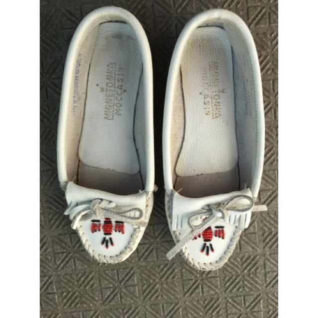 Minnetonka(ミネトンカ)のミネトンカ モカシン サンダーバード ホワイト スムースレザー レディースの靴/シューズ(ローファー/革靴)の商品写真