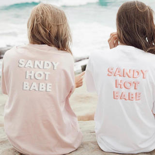 アリシアスタン(ALEXIA STAM)の　ALEXIA STAM  SANDY HOT BABE Logo Tee (Tシャツ(半袖/袖なし))