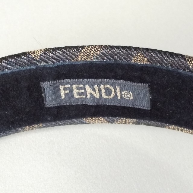 FENDI(フェンディ)のFENDI フェンデイ カチューシャ ズッカ柄 レディースのヘアアクセサリー(カチューシャ)の商品写真