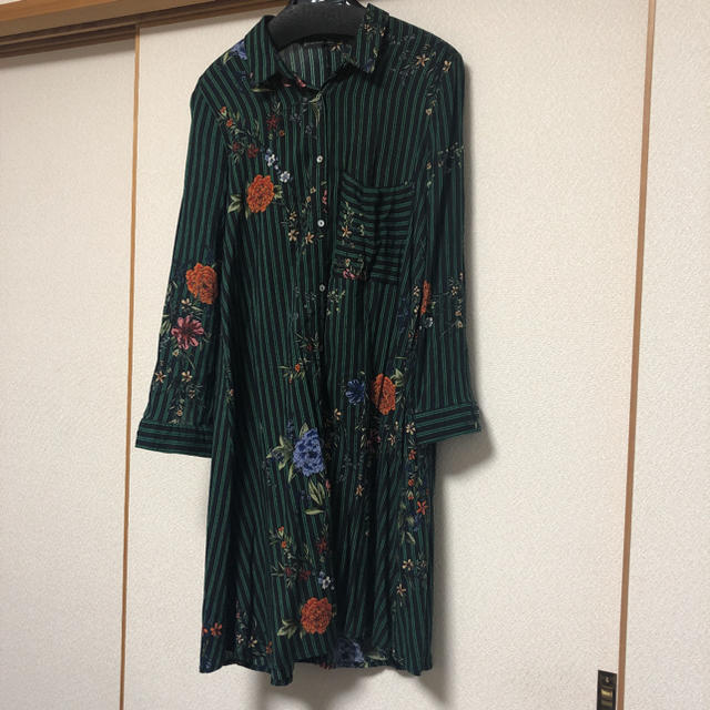 stradivarius 花柄 シャツワンピース レディースのトップス(シャツ/ブラウス(長袖/七分))の商品写真